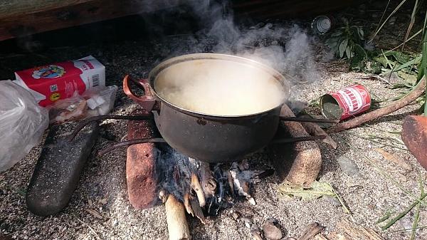 Приготовление макарон с тушенкой на костре.