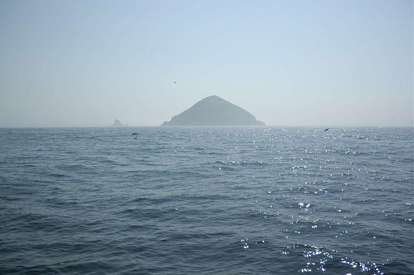 Вид на остров Ионы с борта судна