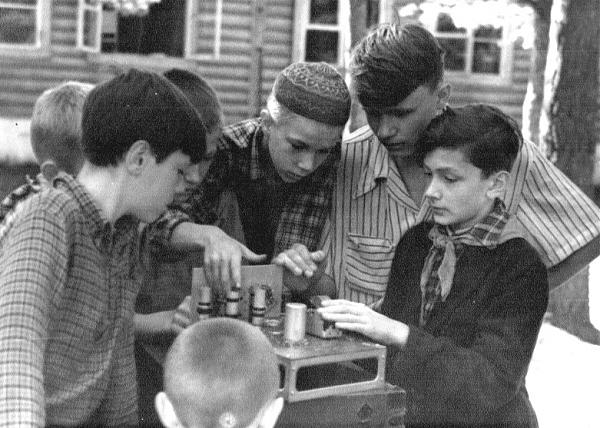 Занятия в радиокружке пионерского лагеря «Поречье» (50-е годы)