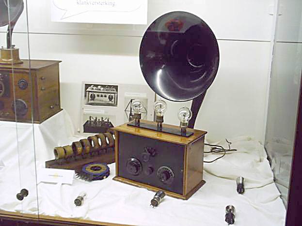 Самая первая аудиозапись. Первый радиоприемник Филипс 1927 года. Ламповый радиоприемник 20 века. Ламповая радиостанция 1922. Радиопередатчик Попова.