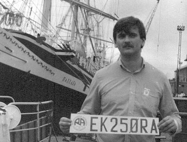 Руководитель службы радиообеспечения экспедиции "РА-250" Ю.Заруба (UA9OBA) на фоне парусмника "Паллада" (г.Владивосток)