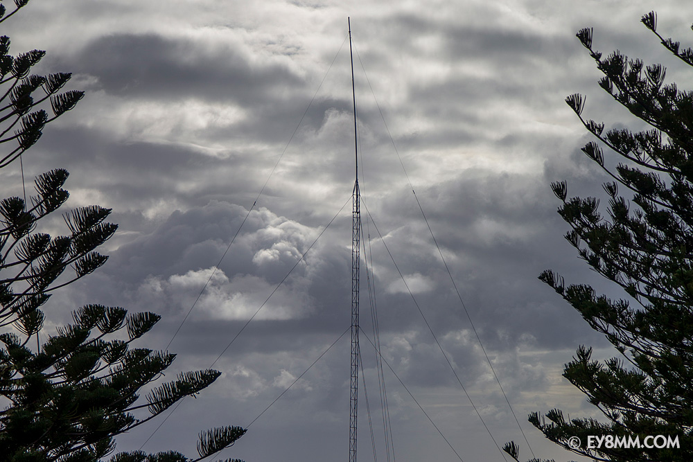 Антенна на 160 на фоне рельефных облаков